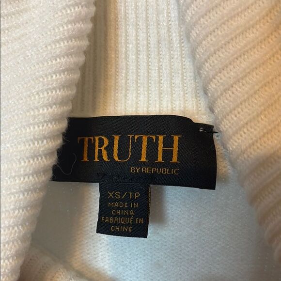 Truth by Republic Women’s White Turtleneck Embellished Sweater Size XS/TP - Picture 5 of 8